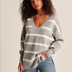 Abercrombie LuxeLoft Oversized Legging-Friendly V-Neck Sweater XS